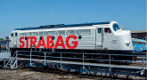 [Lokomotivy] &rarr;&nbsp;[Motorov�]&nbsp;&rarr;&nbsp;[NoHAB]&nbsp;&rarr;&nbsp;04547: dieselov� lokomotiva b�l� s �ernou st�echou, r�mem a pojezdem „STRABAG“