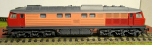 [Lokomotivy] &rarr;&nbsp;[Motorov�]&nbsp;&rarr;&nbsp;[BR 132]&nbsp;&rarr;&nbsp;502615: dieselov� lokomotiva s barevn�mi fleky, �ed� st�echa, �ern� r�m a pojezd